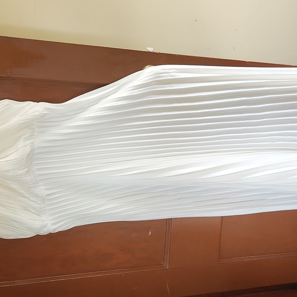 Beautiful ivory dress - Picture 3 of 11